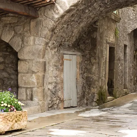 Les Callunes 2* Annot